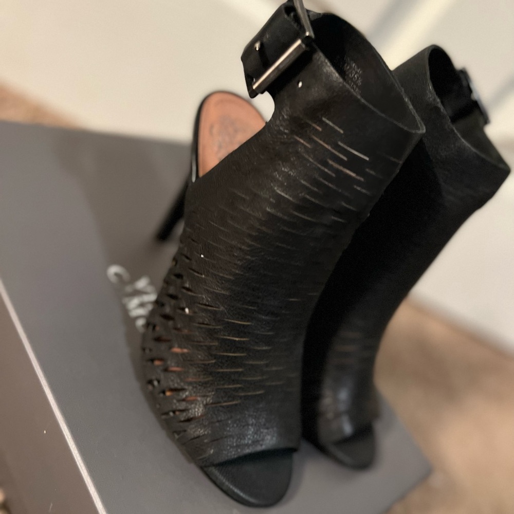 Vince Camuto brand new VC-KAYJAY HERL Heels